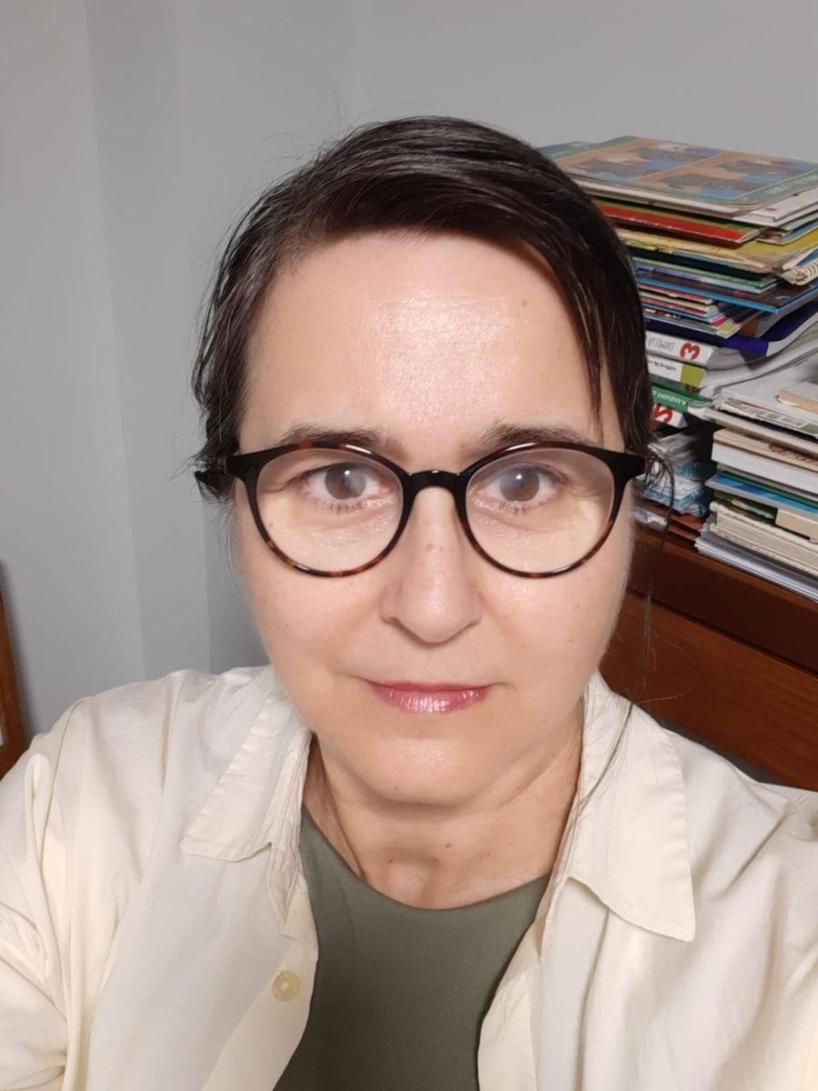 Alicia Cartagena, profesora de español, con sus libros de clase detrás